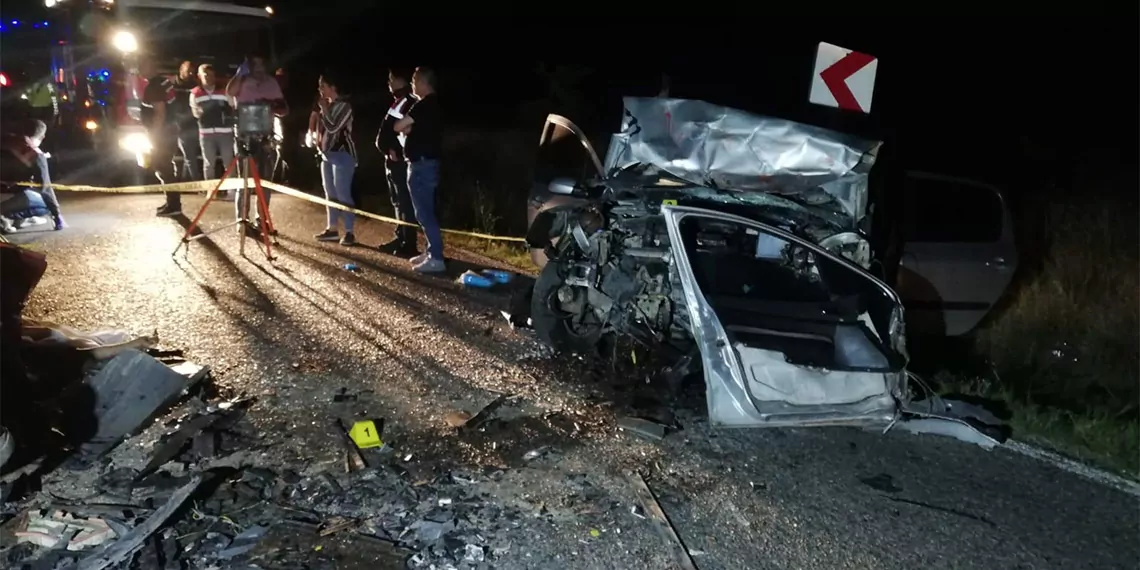 Şereflikoçhisar'da iki otomobil kafa kafaya çarpıştı; 3 ölü