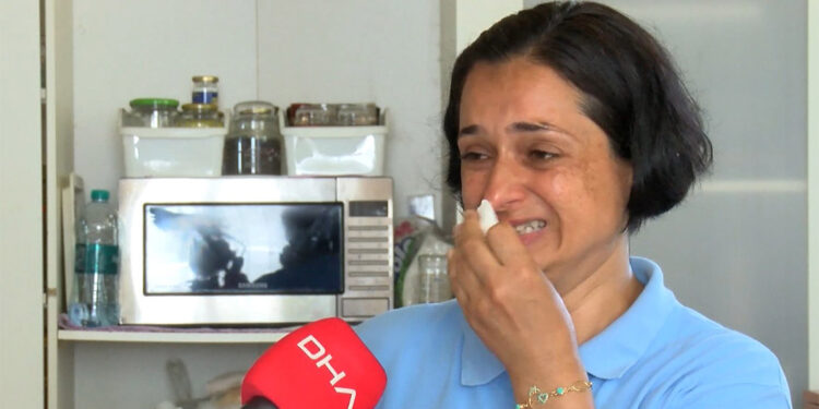 Şiddet gören kadın evinin önüne barikat kurdu