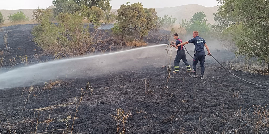 Siirt'te, mezarlıkta çıkan yangının buğday tarlasına sıçraması sonucu 65 dönüm ekin yandı.