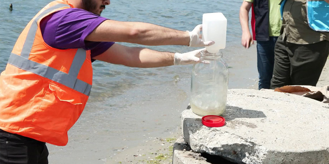 Silivri'de kanalizasyon suyu denize akıyor. Denizde koku şikayeti artınca Çevre, Şehircilik ve İklim Değişikliği Bakanlığı'na bağlı ekipler sudan numune alarak inceleme başlattı.