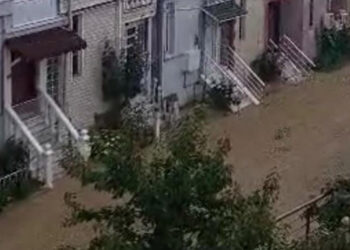 Silivri'de sağanak yağış; yollar nehre döndü