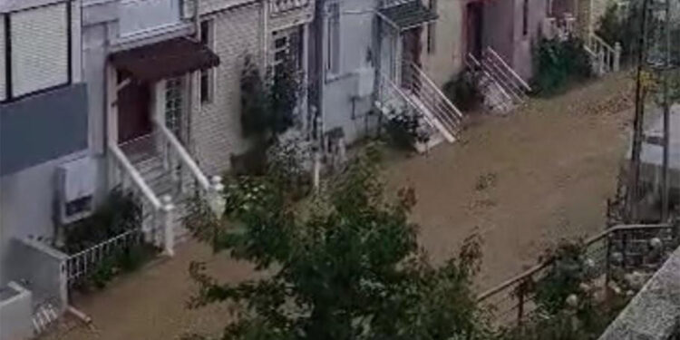 Silivri'de sağanak yağış; yollar nehre döndü