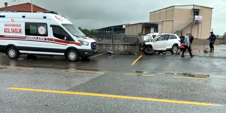 Sınav yolunda kaza; baba öldü, kızı ağır yaralandı
