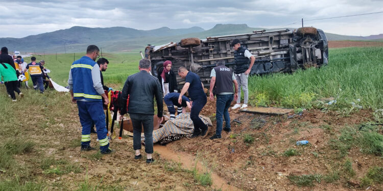 Sivas'ta minibüs devrildi; 13 yaralı