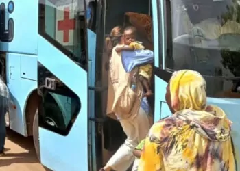 Sudan kızıl haç'ı yetimhaneden 300 çocuğu güvenli yere götürdü