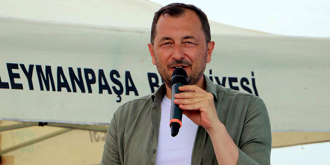 Tekirdağ'da, Uluslararası Kiraz Festivali'nde şarkıcı Melek Mosso'ya konser verdirdiği için eleştirilen Süleymanpaşa Belediye Başkanı Cüneyt Yüksel'in istifasının ardından belediye meclisinde yapılan seçimde başkanlığa Hüseyin Uzunlar seçildi.