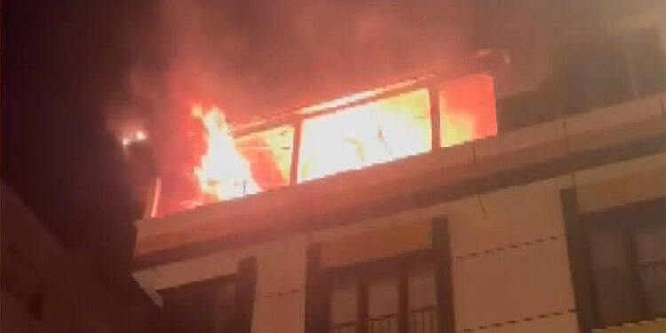 Sultangazi'de 4 katlı binanın çatı katında yangın