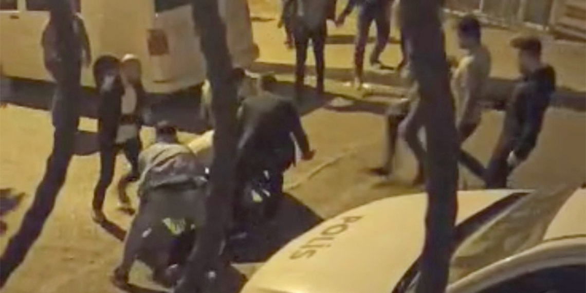 Sultangazi'de eşini ve kızını rehin aldı; polis silahla bacağından vurdu. Olay, 9 Haziran Cuma Günü saat 21.00'de Zübeyde Hanım Mahallesi'nde meydana geldi.