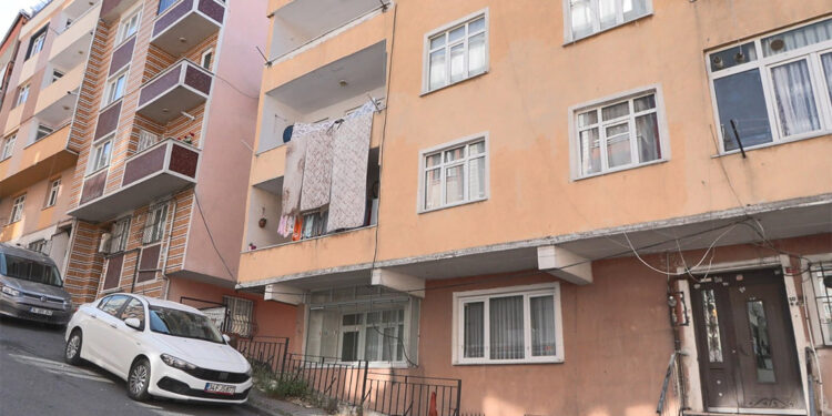 Sultangazi'de eşini ve kızını rehin aldı