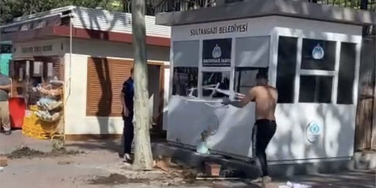 Sultangazi'de zabıta kulübesine saldırı