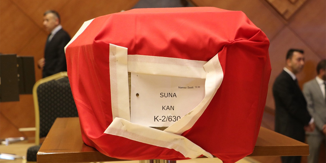 Ankara'da yaşamını yitiren dünyaca ünlü keman virtüözü Devlet Sanatçısı Suna Kan için CSO Tarihi Salon'da tören düzenlendi.