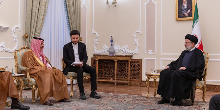 Arabistan Dışişleri Bakanı Faisal bin Farhan Reisi ile görüştü