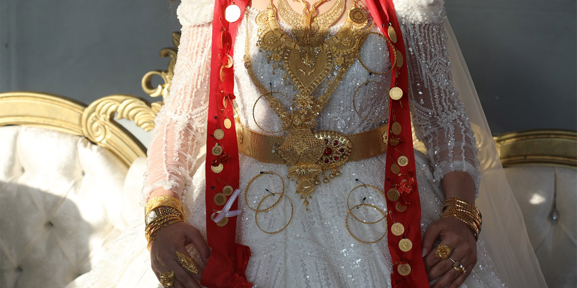 Van'ın Başkale ilçesinde 2 gün 2 gece süren aşiret düğününe yurt içinden ve yurt dışından yaklaşık 5 bin kişi katıldı. 5 saat süren takı merasiminde damada 6 milyon lira, geline yaklaşık 4 kilo altın takıldı.