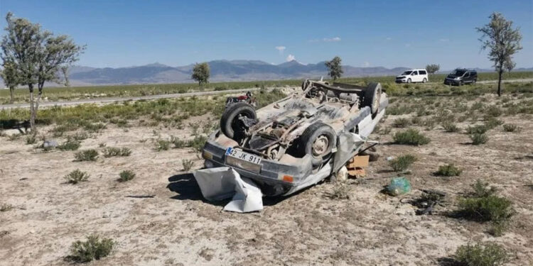 Takla atan otomobildeki karı-kocayı ölüm ayırdı
