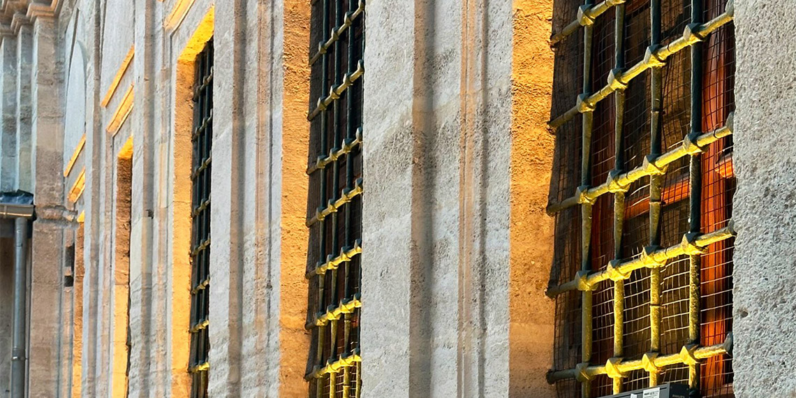 Üsküdar'da bulunan 263 yıllık Ayazma Camii'nin restorasyon sonrası dış cephesine takılan aydınlatma sistemi tartışmalara neden oldu.