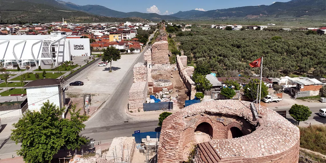 Bursa’nın i̇znik ilçesindeki tarihi surlarda, bursa uludağ üniversitesi (buü) fen edebiyat fakültesi arkeoloji bölümünce sürdürülen arkeolojik kazılarda insan iskeletlerine rastlandı.