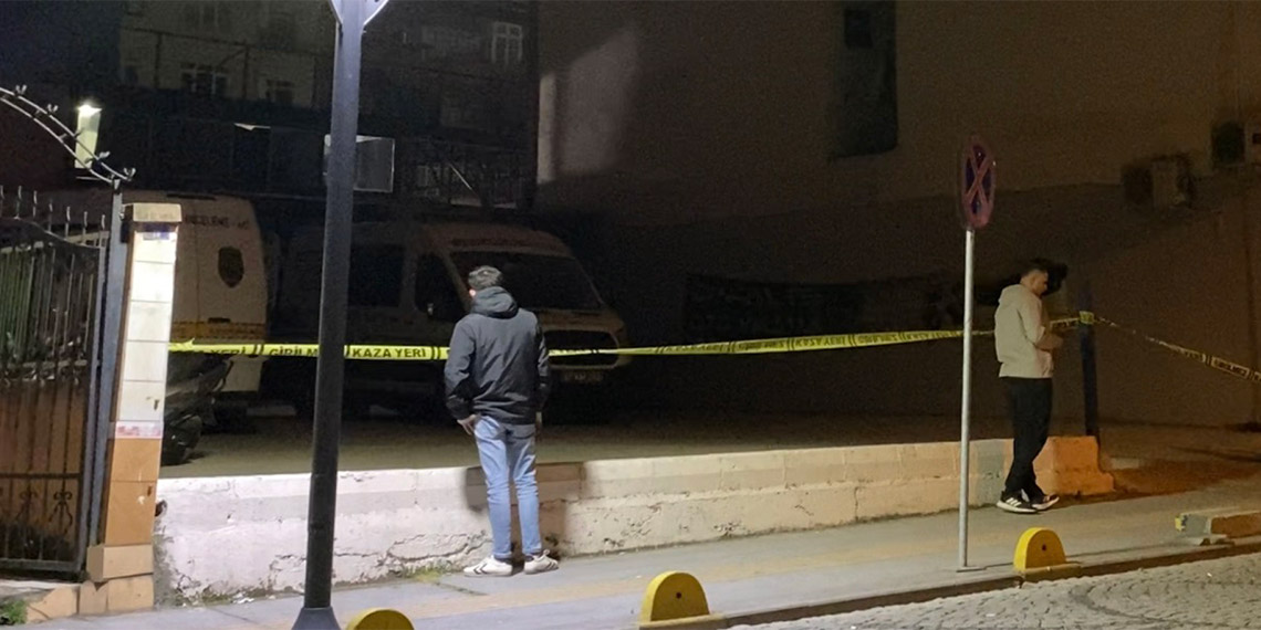 Kocaeli’nin Gölcük ilçesinde Alparslan C., tartıştığı oto yıkamacı Abdurrahim Bozboğa’yı (33) göğsünden bıçaklayarak öldürdü. Olayın ardından kaçan Alparslan C.'nin yakalanması için çalışma başlatıldı.