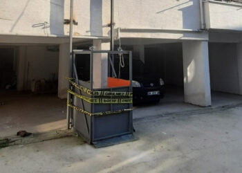 Halatı kopan seyyar asansör zemine düştü: 2 ölü
