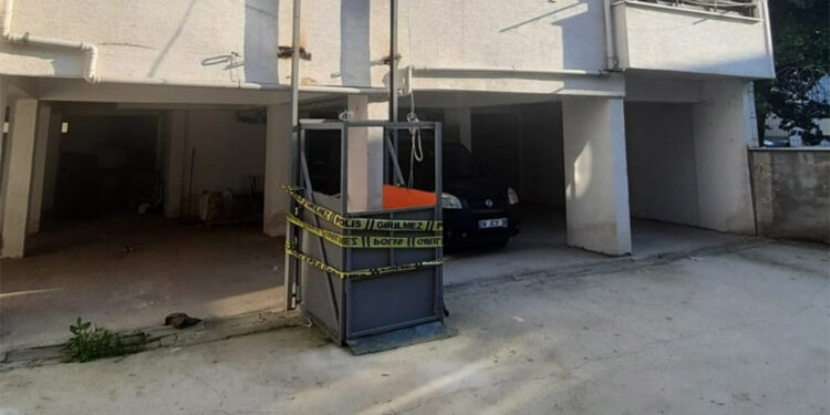 Halatı kopan seyyar asansör zemine düştü: 2 ölü