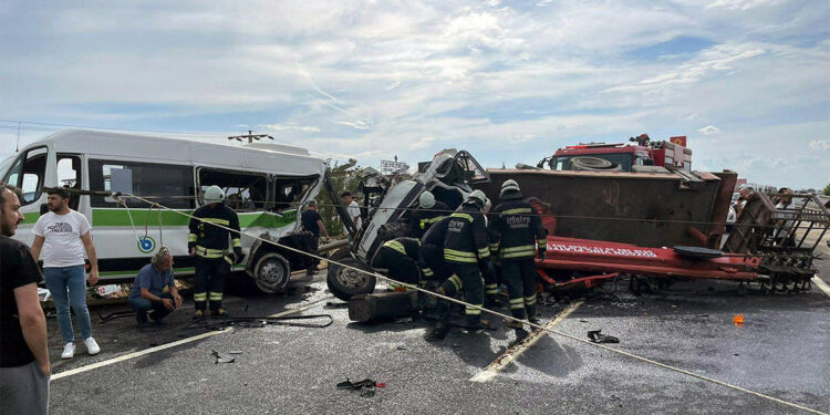 Vinçli kamyon minibüse çarptı; 12 yaralı var