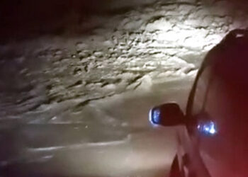 Tokat'ta 10 araç köy yolunda mahsur kaldı