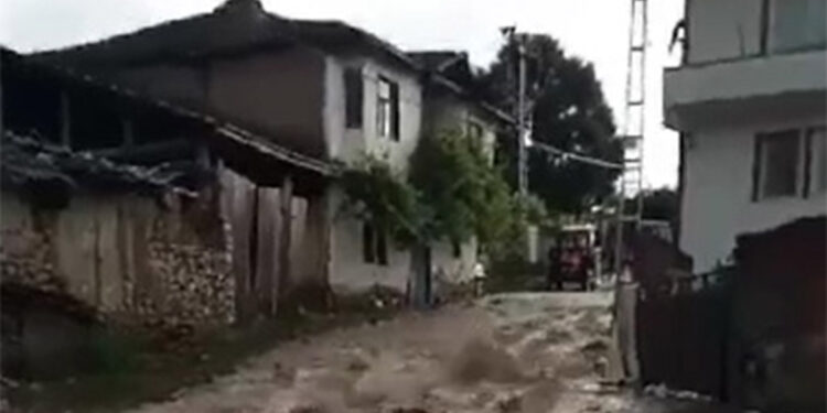 Tokat'ta sağanak yağış sele neden oldu