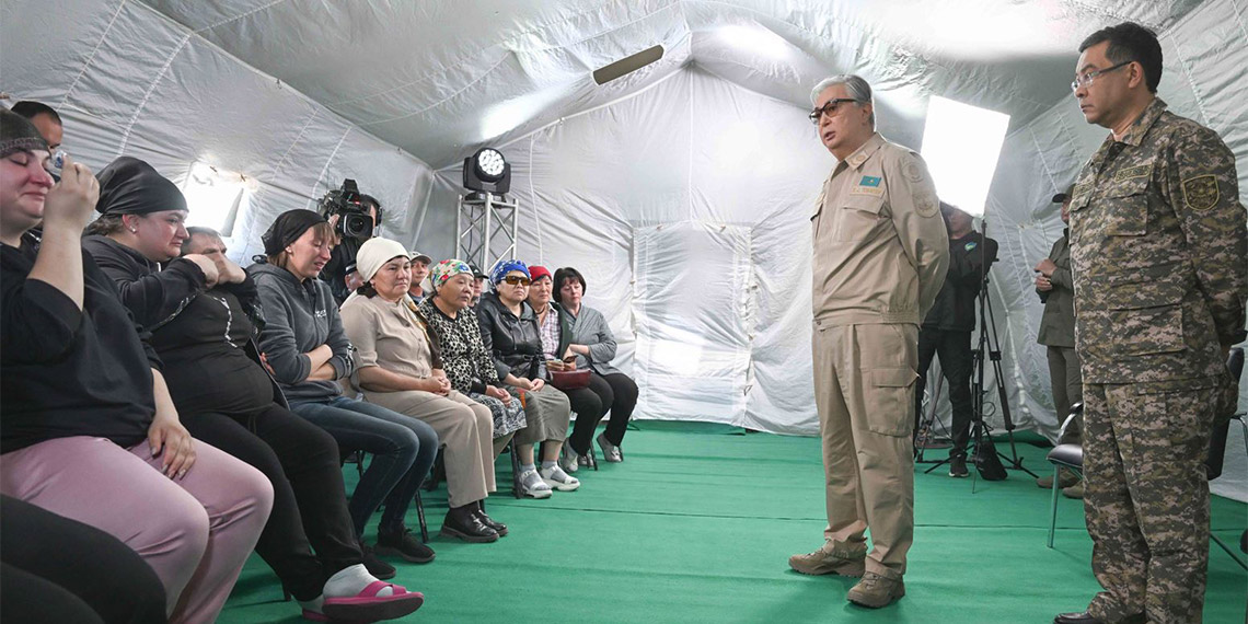 Kazakistan Cumhurbaşkanı Kasım Cömert Tokayev, Semey bölgesinde çıkan orman yangınlarında ölen işçilerinin aileleriyle bir araya geldi.