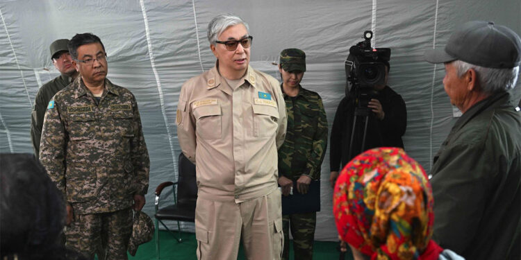 Kazakistan Cumhurbaşkanı Kasım Cömert Tokayev, Semey bölgesinde çıkan orman yangınlarında ölen işçilerinin aileleriyle bir araya geldi.