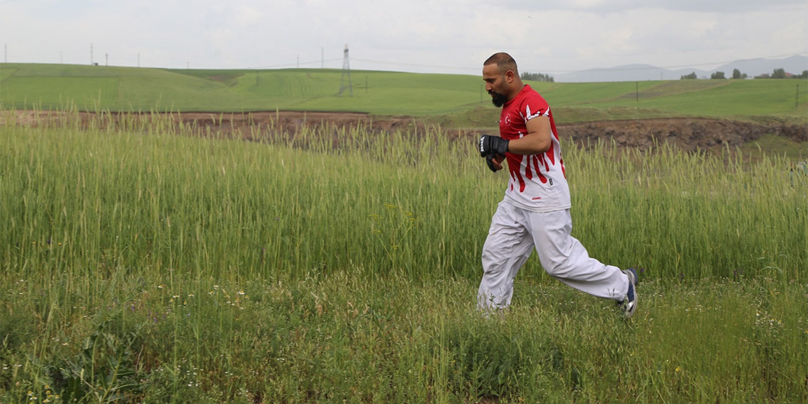 Ağrı'nın ilk ve tek Jiu Jitsu sporcusu ‘Rambo’ lakaplı Hüseyin Taşdemir (26), 18-20 Haziran’da yapılacak Kafes Dövüşü Türkiye Şampiyonası'na hazırlanıyor.