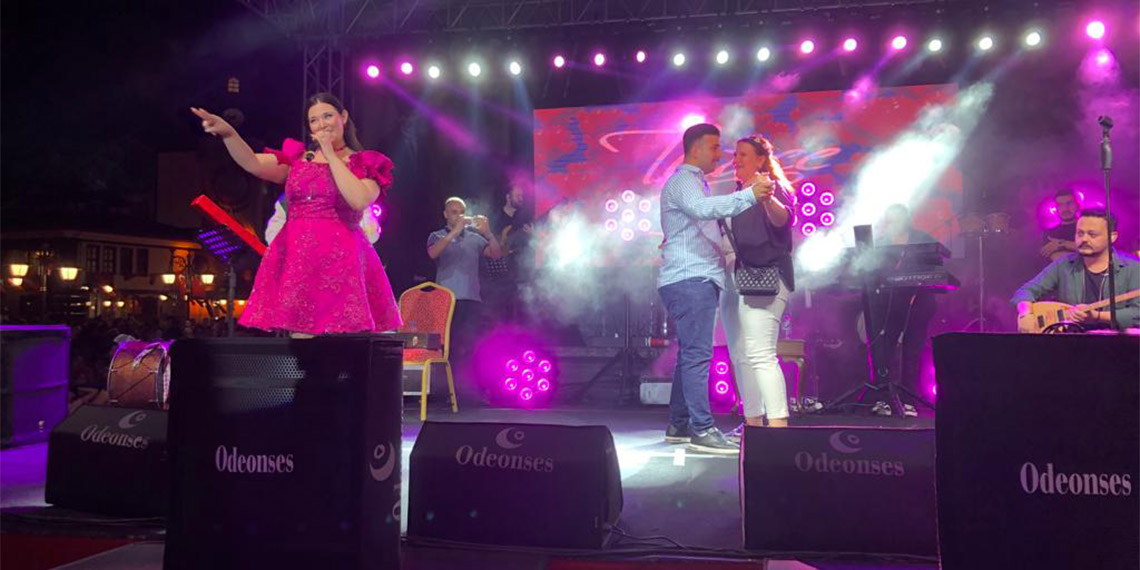 Tuğçe Kandemir konserinde evlilik teklifi