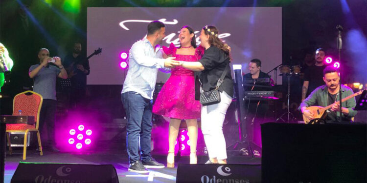 Tuğçe Kandemir konserinde evlilik teklifi