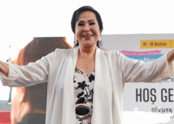Herkes birbirine sevgiyle kucaklaşsa dünya çok güzel olur