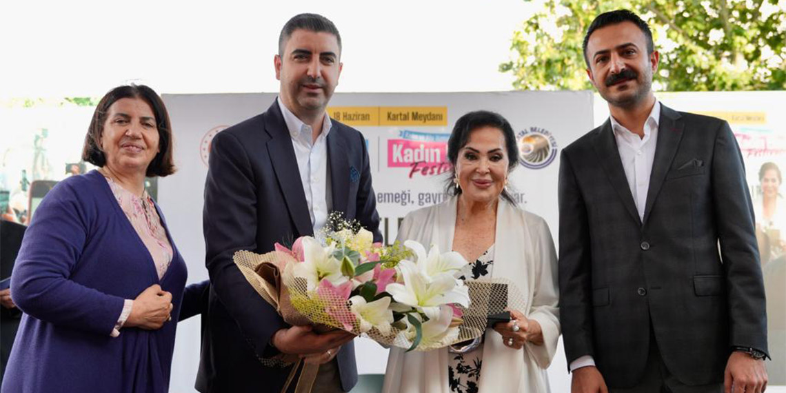 Türkan Şoray, “Asya olarak da Türkan olarak da sevgi çok değerli. Sevgiyle dünyada başarılamayacak, halledilemeyecek hiçbir şey yok. Herkes birbirine sevgiyle kucaklaşsa dünya çok güzel olur” dedi.