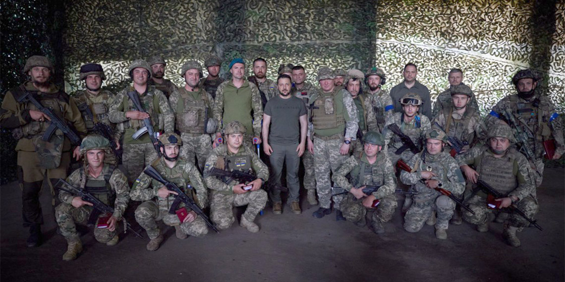 Zelenski, cephelerde savaşan Ukrayna askerlerini ziyaret etti