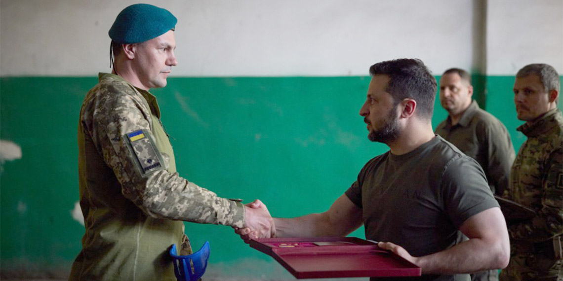 Ukrayna Devlet Başkanı Volodimir Zelenski, ülkenin Donetsk bölgesindeki cephelerde savaşan Ukrayna askerlerini ziyaret etti.