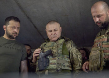 Zelenski, cephelerde savaşan Ukrayna askerlerini ziyaret etti