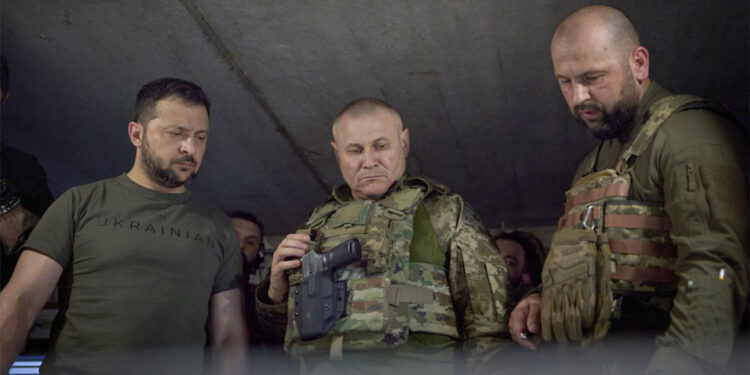 Zelenski, cephelerde savaşan Ukrayna askerlerini ziyaret etti