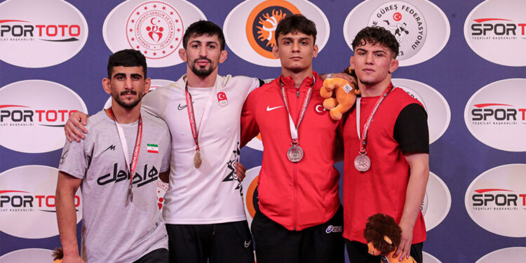 Yaşar Doğu, Vehbi Emre ve Hamit Kaplan Turnuvası'nda sporcular mindere çıktı