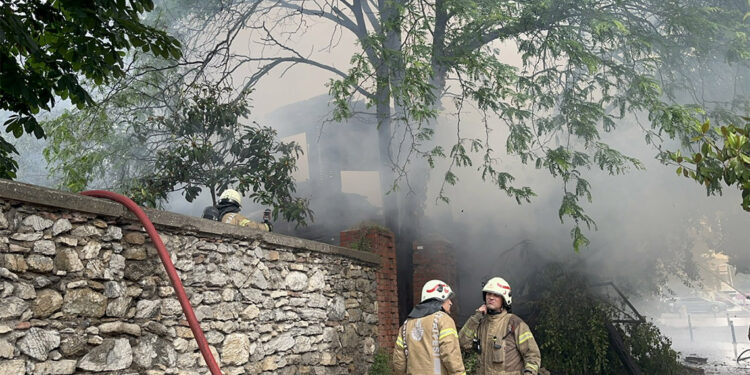Üsküdar'da metruk ahşap binada yangın