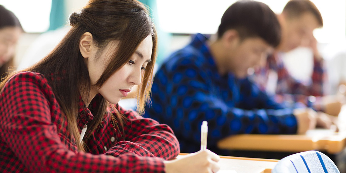 Bu hafta sonu yapılacak Yükseköğretim Kurumları Sınavı YKS için geri sayım başladı, uzmanı YKS öncesi uyardı: Dinlenin ve uyku düzenini oluşturun.