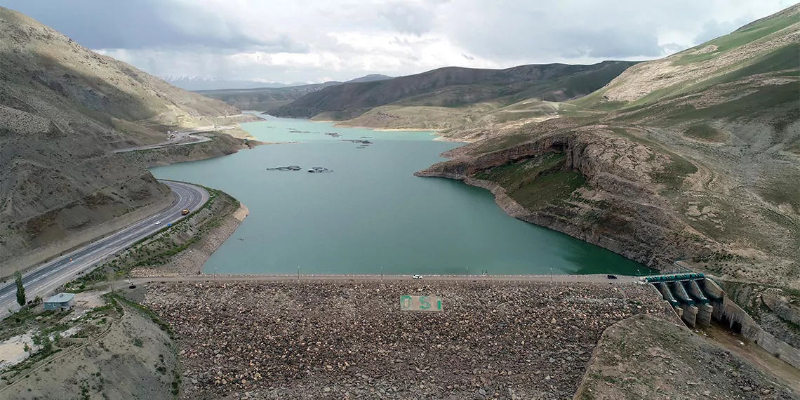 Van gölü havzası'nda yağış miktarının düşmesi nedeniyle kentte bulunan 4 baraj gölünden 2'si alarm vermeye başladı.