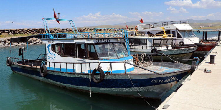 Van Gölü'ndeki çekilme balıkçıları etkiliyor