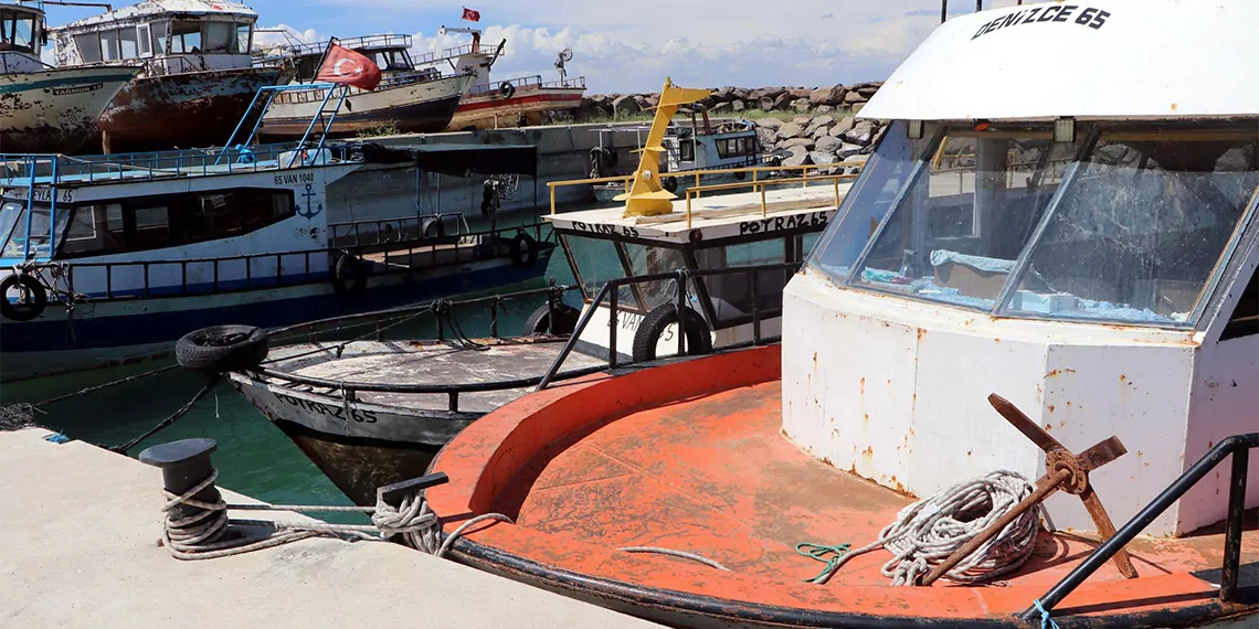 Van gölü'nün su seviyesi, son yıllarda azalan yağış ve artan buharlaşma nedeniyle yaklaşık 2 metre düştü. Van gölü'ndeki çekilme nedeniyle tekneler karaya oturdu.