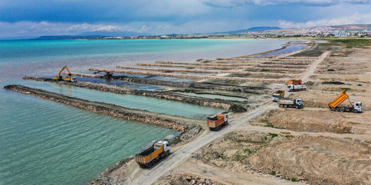 Van'da 1 milyon metreküp dip çamuru ve balçık çıkarıldı