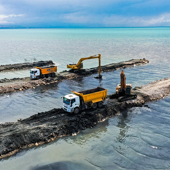 Van'da 1 milyon metreküp dip çamuru ve balçık çıkarıldı