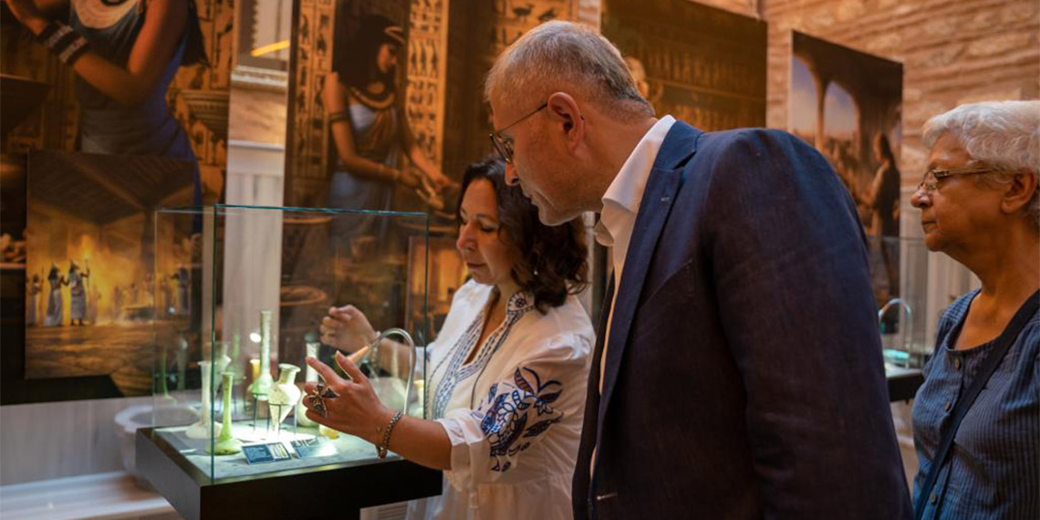 Bu yıl 9’uncusu düzenlenen 25 Haziran Dünya Güzel Koku Günü’ne özel yapay zekâ ve kokunun buluştuğu ‘Parfümün Yolculuğu: Antik Çağlardan Günümüze Kokunun Tarihçesi’ isimli sergi açıldı.