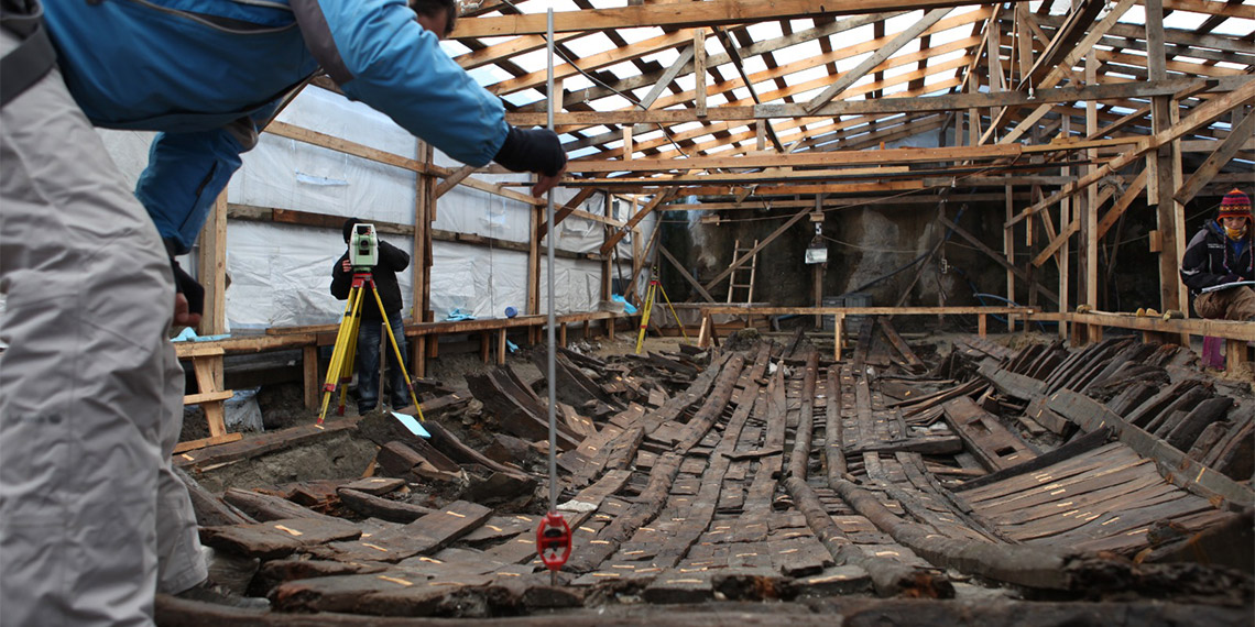 Marmaray projesi sırasında keşfedilen ve dünyanın en büyük antik gemi koleksiyonu olarak kabul edilen Yenikapı batıklarının konservasyon sürecinde arkeolojik duraklama yaşanıyor.