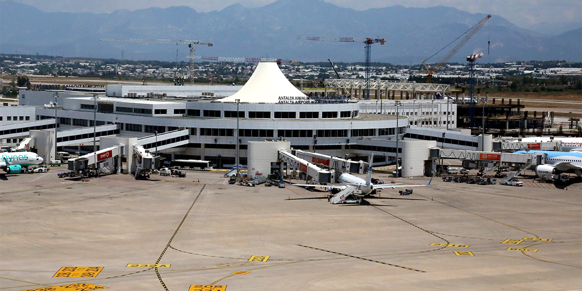 Devlet Hava Meydanları Genel Müdürlüğü'nün (DHMİ) ihalesiyle yolcu kapasitesi 35 milyondan 80 milyona yükselecek Antalya Uluslararası Havalimanı'nda, turizm sezonunun en yoğun günleri yaşanırken, bir yandan da inşaat çalışmaları devam ediyor.