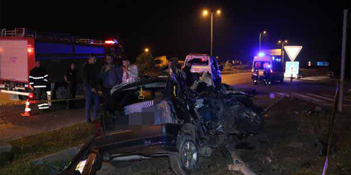 Yolcu otobüsünün çarptığı otomobil demir yığınına dönüştü