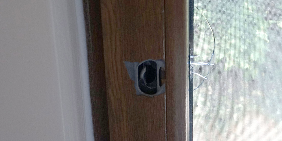 Yorgun mermi pencereyi deldi; Çocuk ölümden döndü